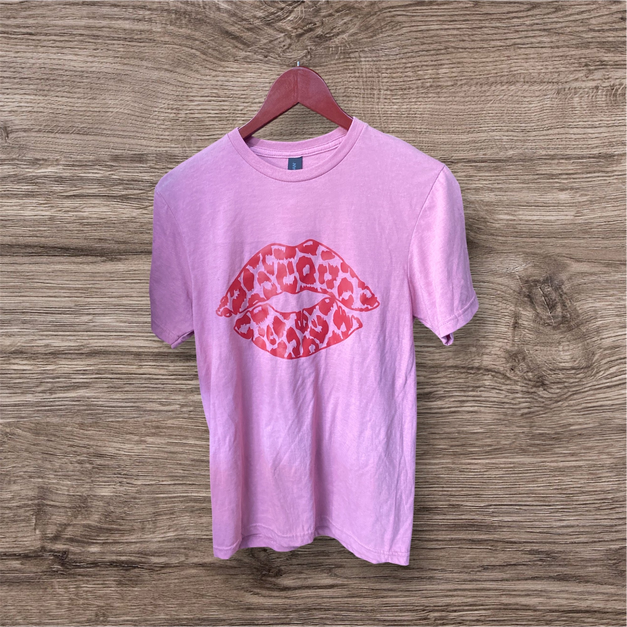 Short Sleeve Lips Tee in Pink